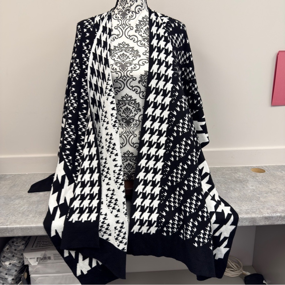 Chico's Black & White Houndstooth Open Front Sweater Wrap